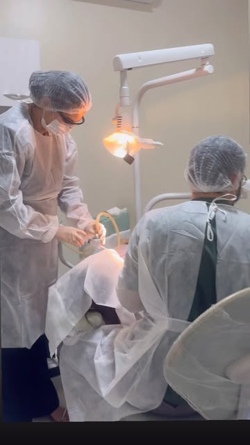 Atendimento odontológico com paramentação completa