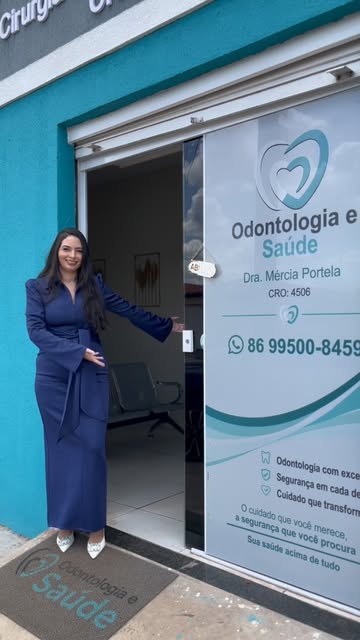 Dra. Mércia Portela na entrada da clínica Odontologia e Saúde